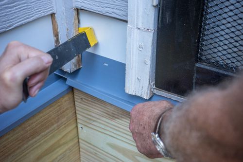 Overlap the flashing in the corner