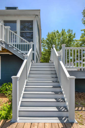 Enh Oakisland Railing White Stairs