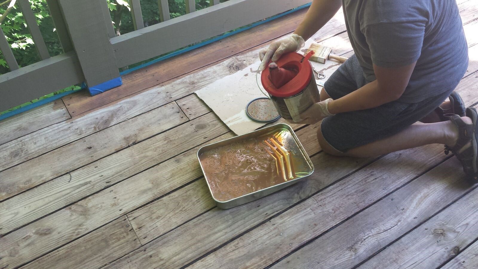 Pour the stain into a paint tray.