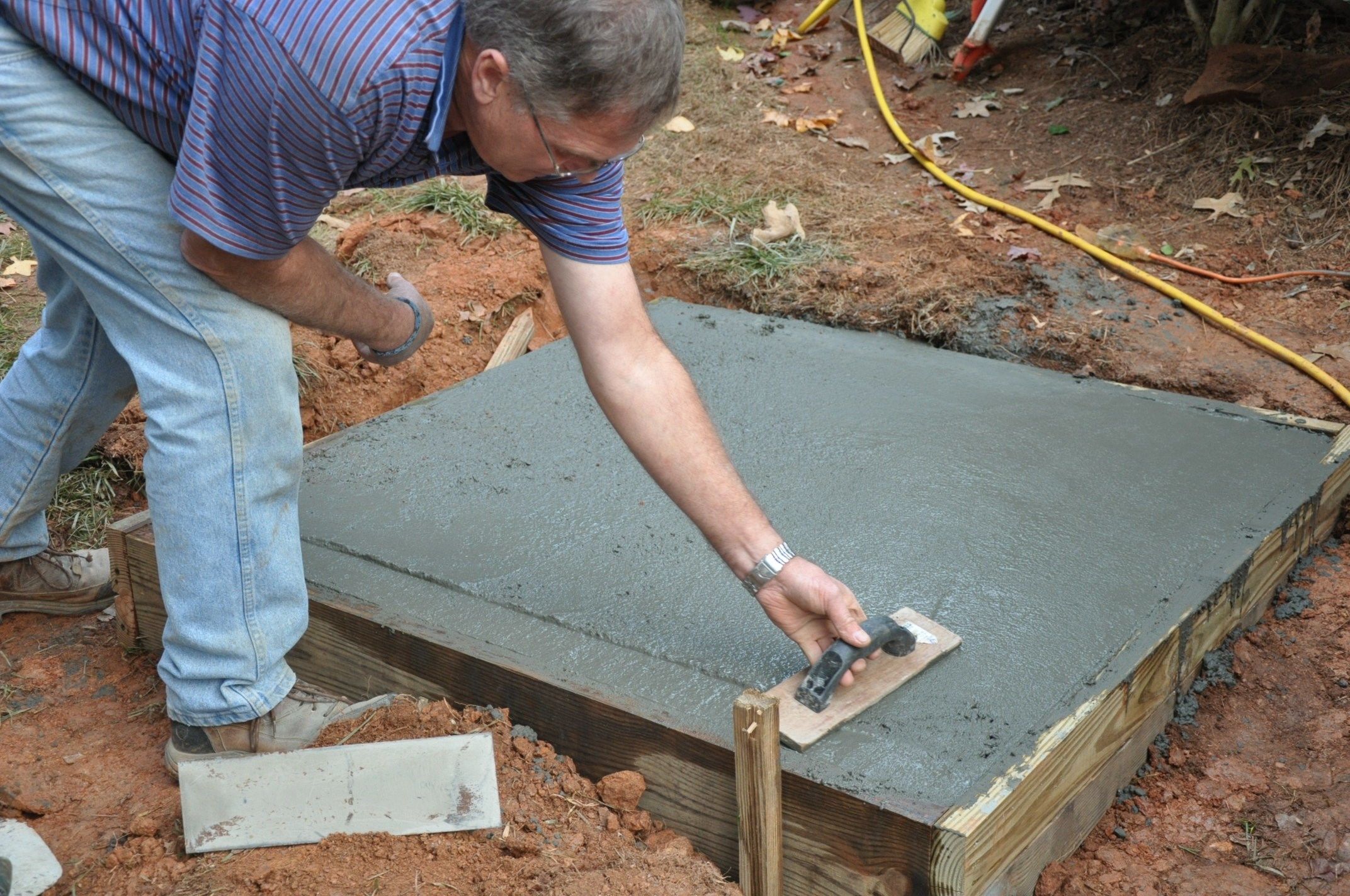 Use a minimum of 2,500 psi concrete mix.